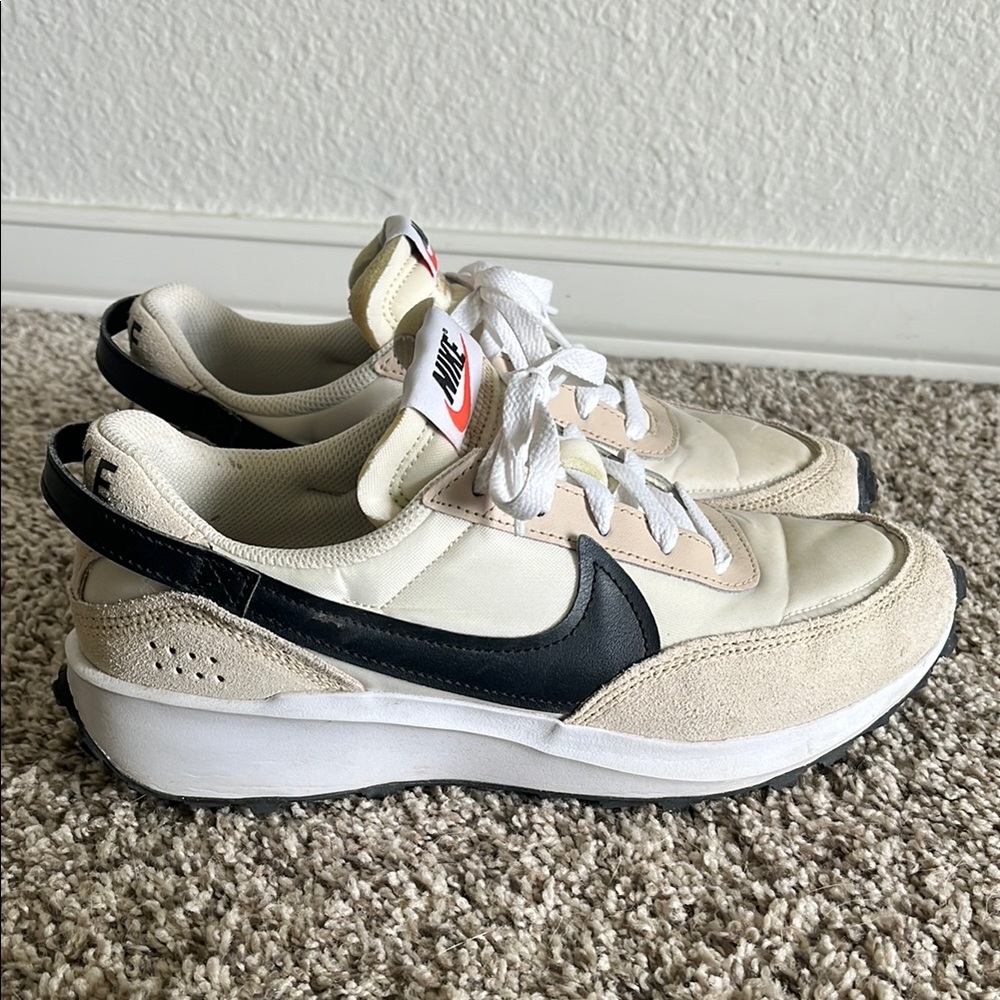 Nike Cream and Black Waffle Debut Sneakers 8.5